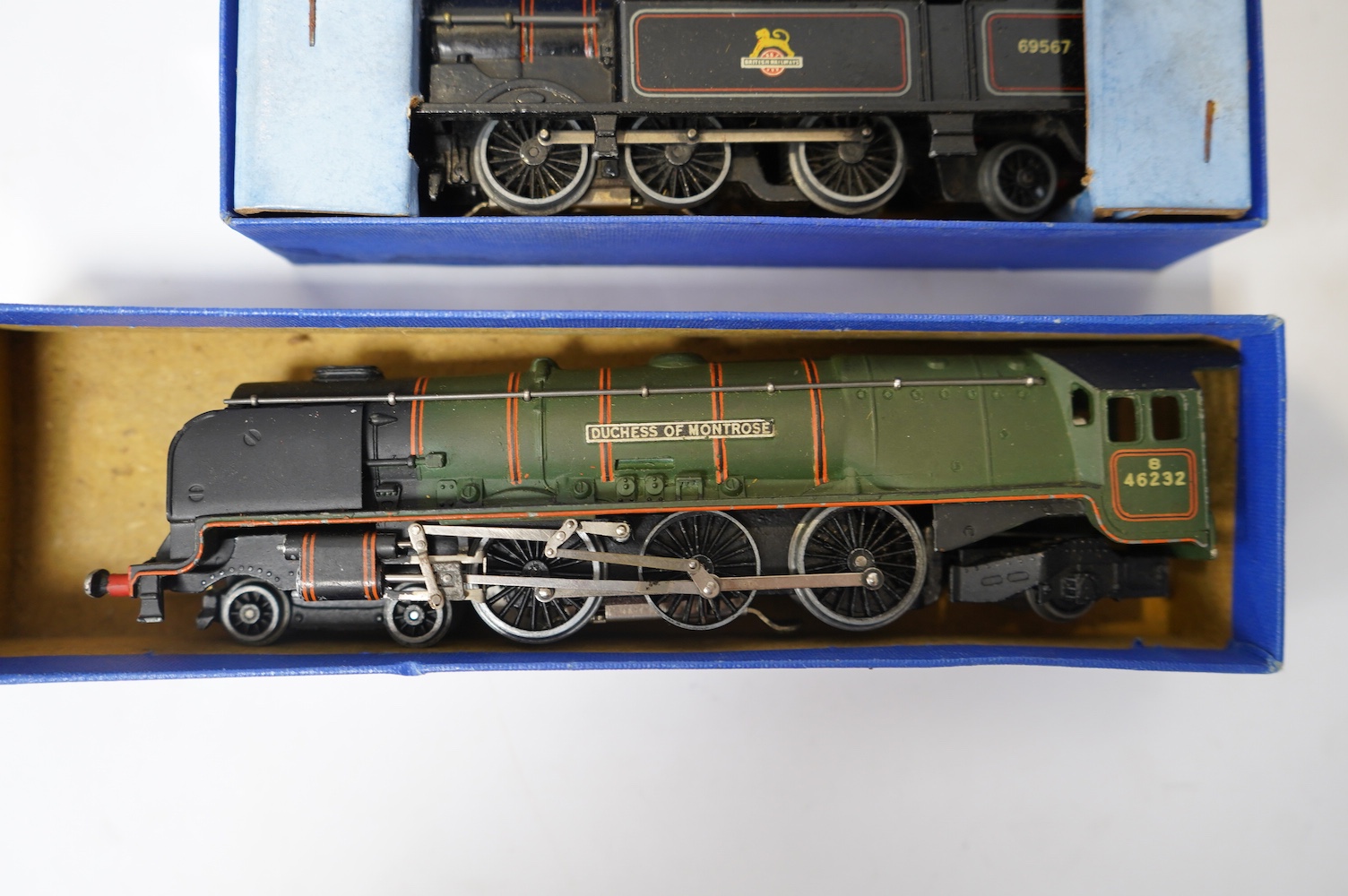 A collection of Hornby Dublo for 3-rail running, including three locomotives; a BR Coronation Class Duchess of Montrose (EDL120), and two BR Class N2 0-6-2T locomotives (EDL17), together with two LNER teak coaches, twent